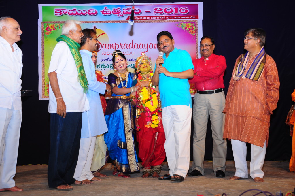 The Collector Dr P.Lakshminarasimham felicitating the artists .